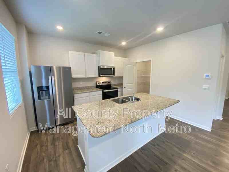 102 Oaktree St - Photo 2 of 13