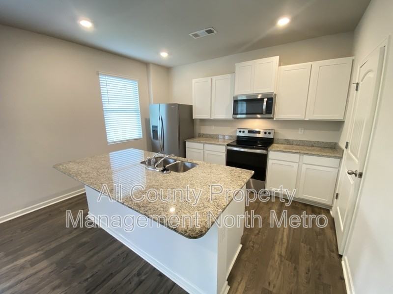 102 Oaktree St - Photo 3 of 13