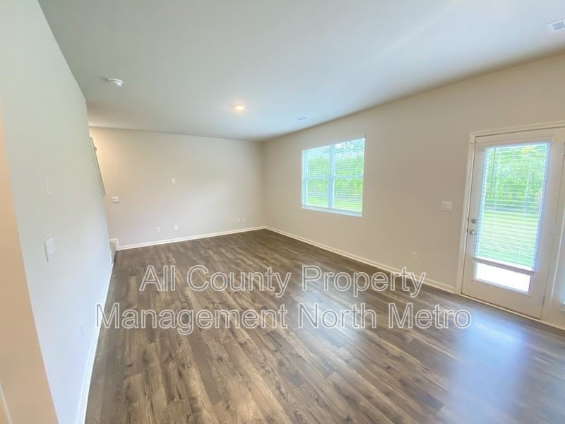 102 Oaktree St - Photo 4 of 13