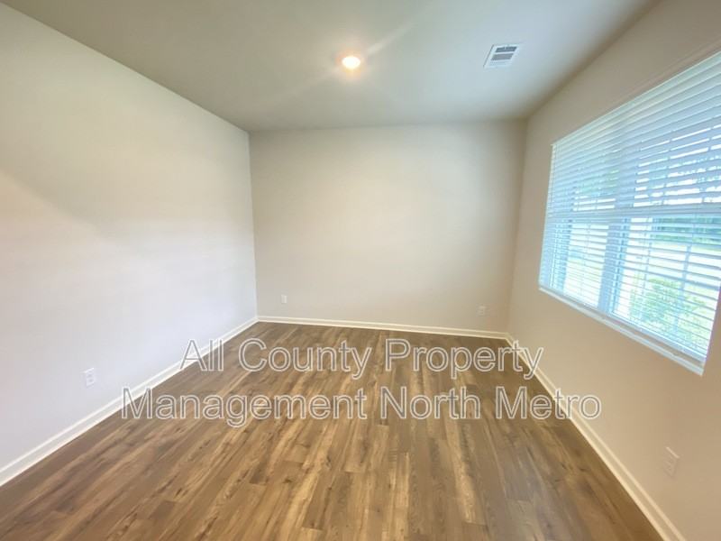 102 Oaktree St - Photo 6 of 13