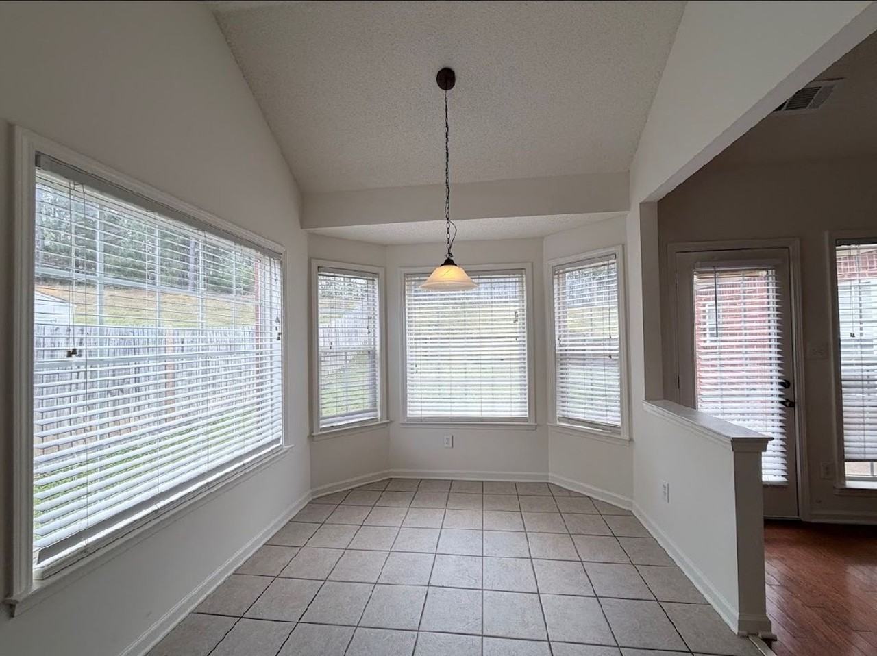 10097 Bloomsbury Ave - Photo 6 of 16