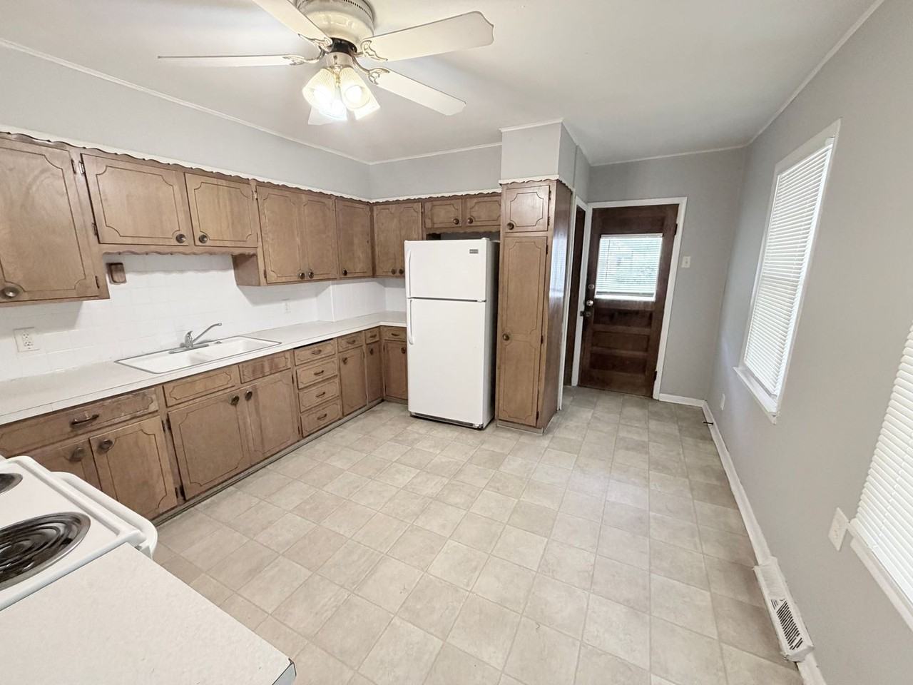 1217 N Spring St - Photo 7 of 11