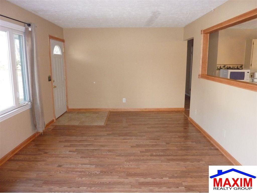 10909 Leavenworth St - Photo 2 of 20