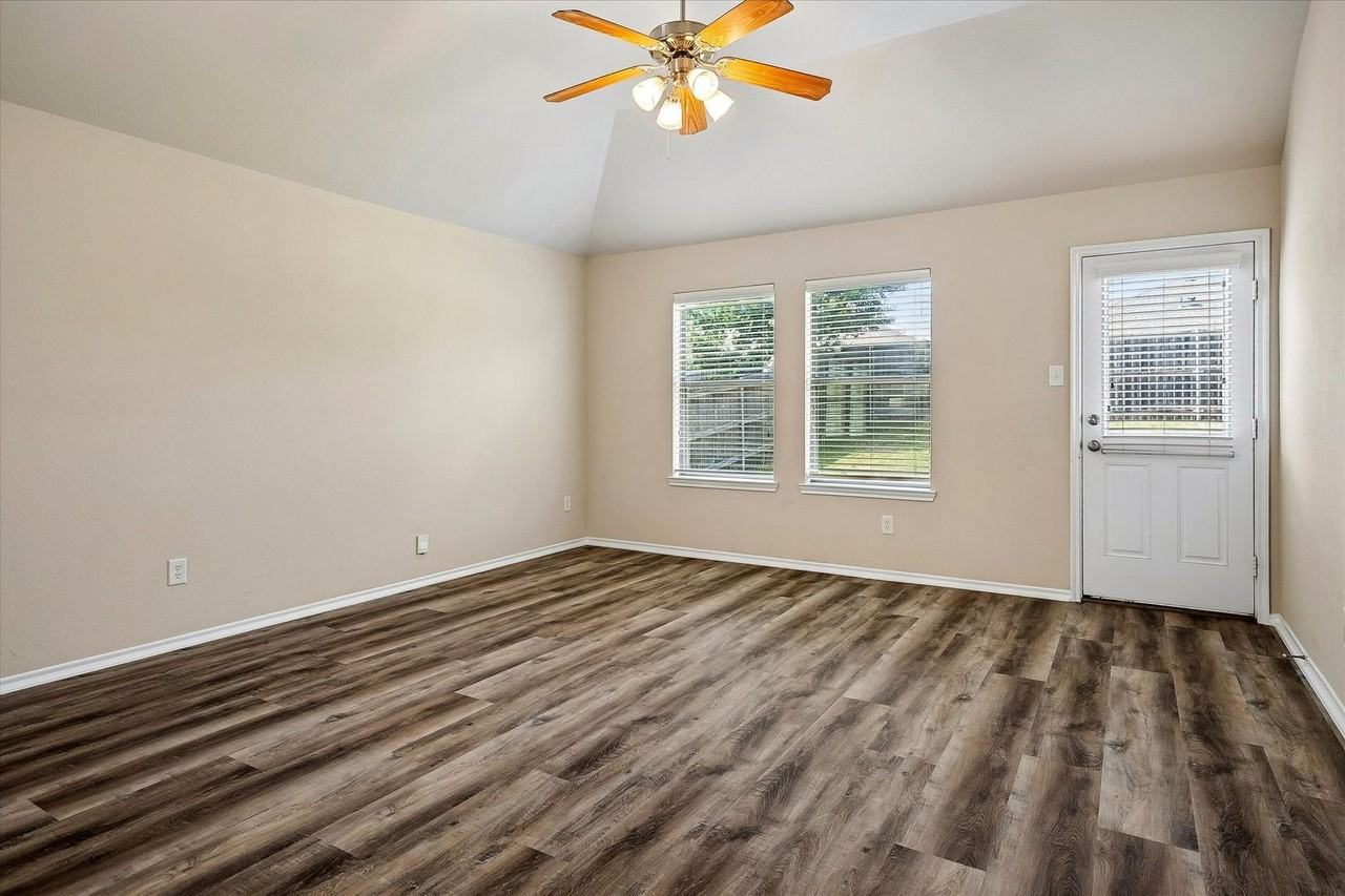 8701 Sagebrush Trl - Photo 3 of 14