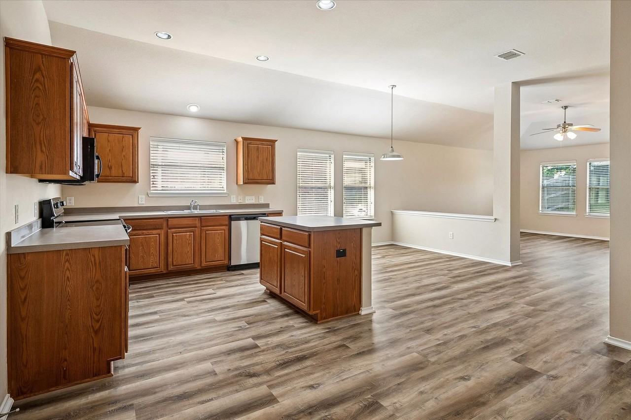 8701 Sagebrush Trl - Photo 4 of 14