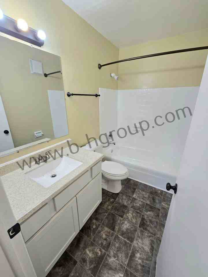 8515 32nd Ave - Photo 7 of 21