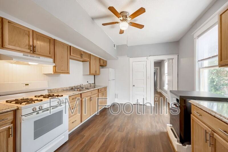 420 Fox St - Photo 4 of 13