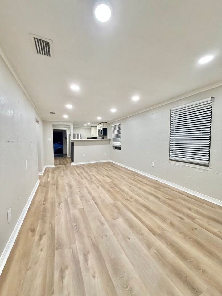1103 Grant Ave - Photo 2 of 12