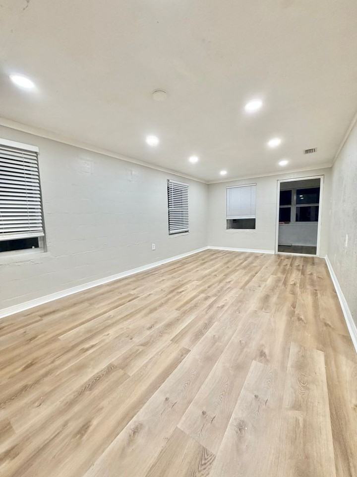 1103 Grant Ave - Photo 3 of 12