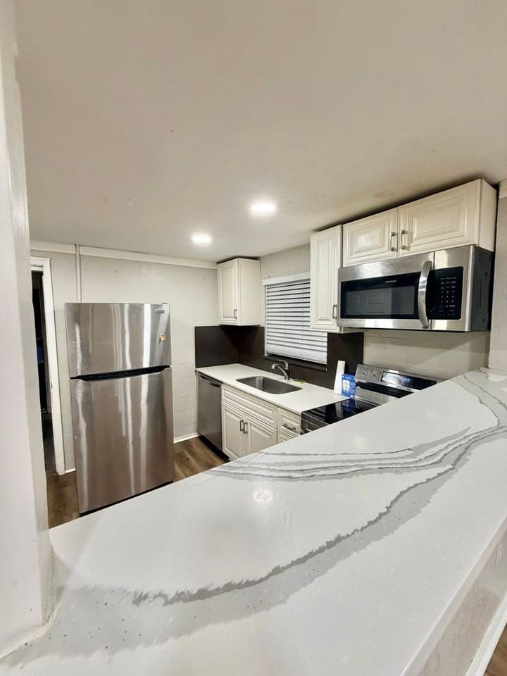 1103 Grant Ave - Photo 4 of 12