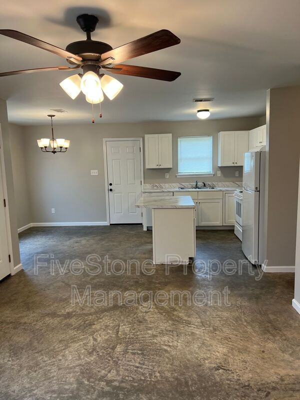 3805 Lake Park Cv - Photo 2 of 12