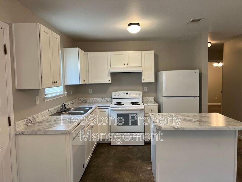 3805 Lake Park Cv - Photo 3 of 12