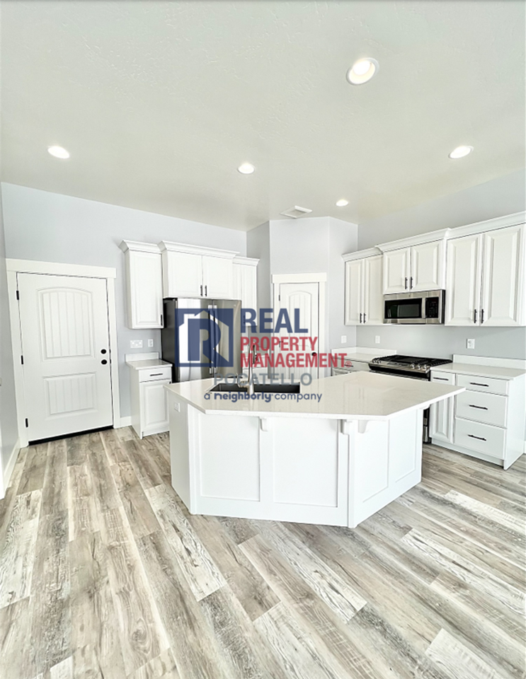 1620 Petersburg Dr - Photo 3 of 34