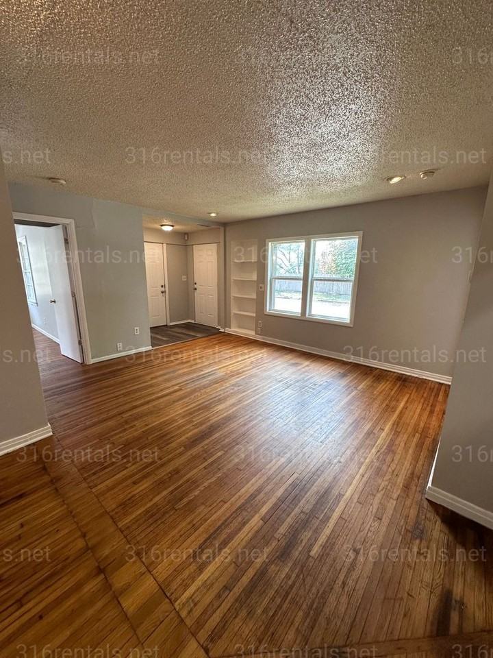 4722-4724 4722-4724 E 8th St N - 4724 E 8th St N - Photo 2 of 9