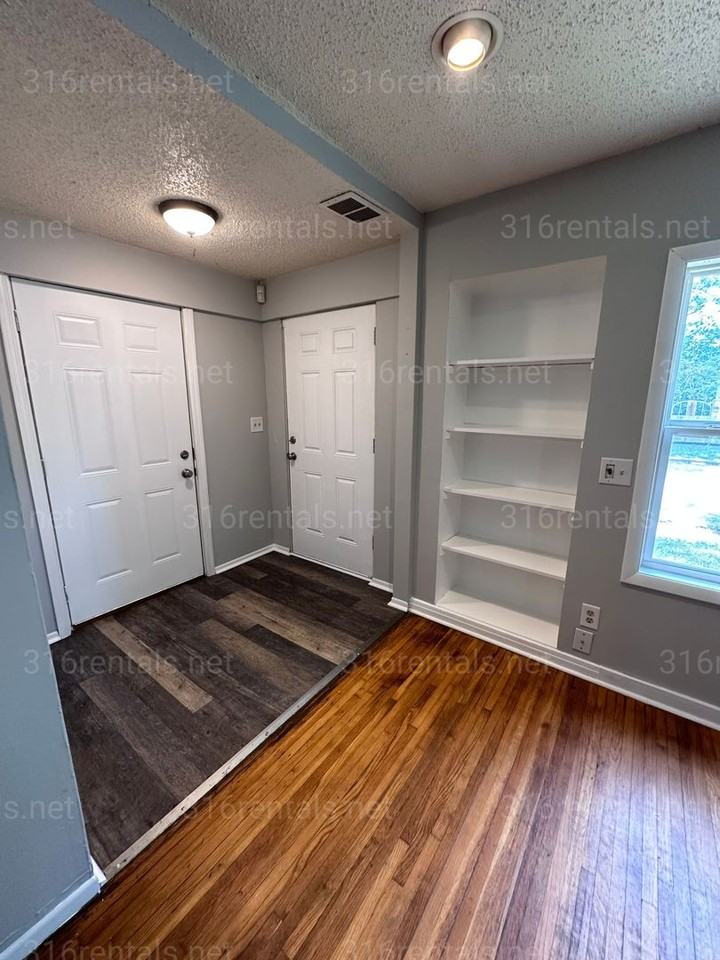 4722-4724 4722-4724 E 8th St N - 4724 E 8th St N - Photo 3 of 9