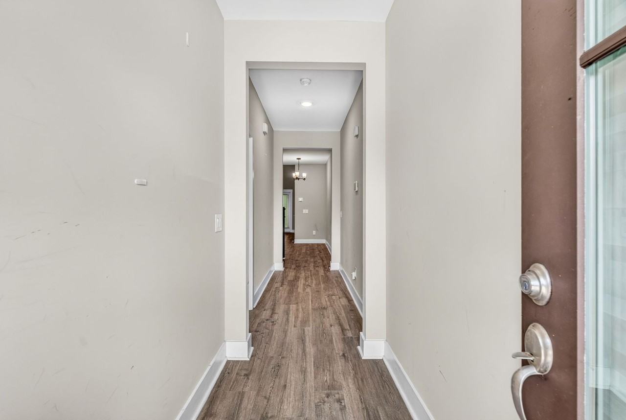 7795 Park Gate Dr - Photo 5 of 36