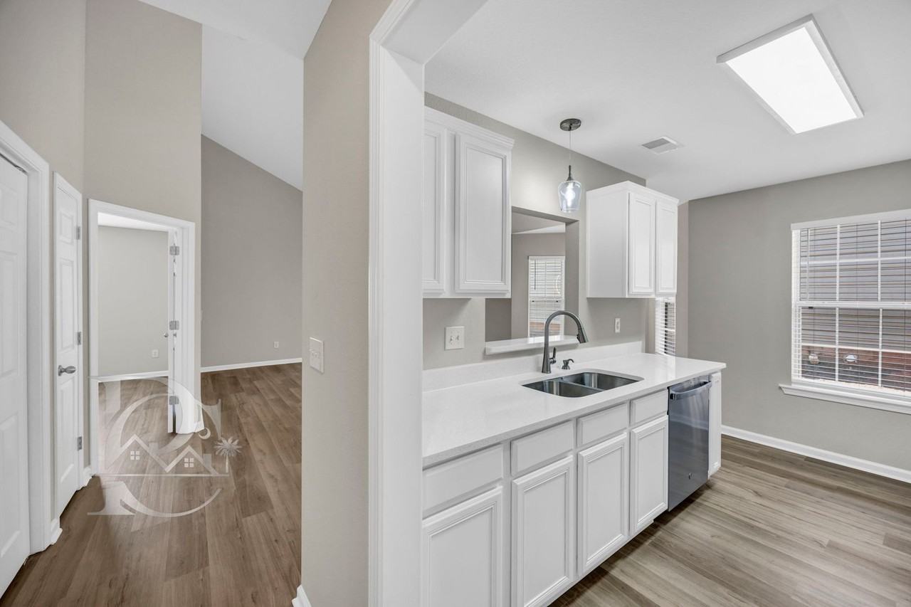508 Lanesborough Dr - Photo 5 of 31