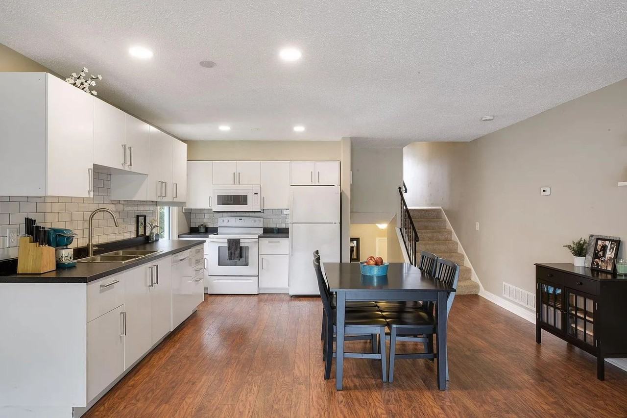 1027 24th Ave Ne - Photo 4 of 18