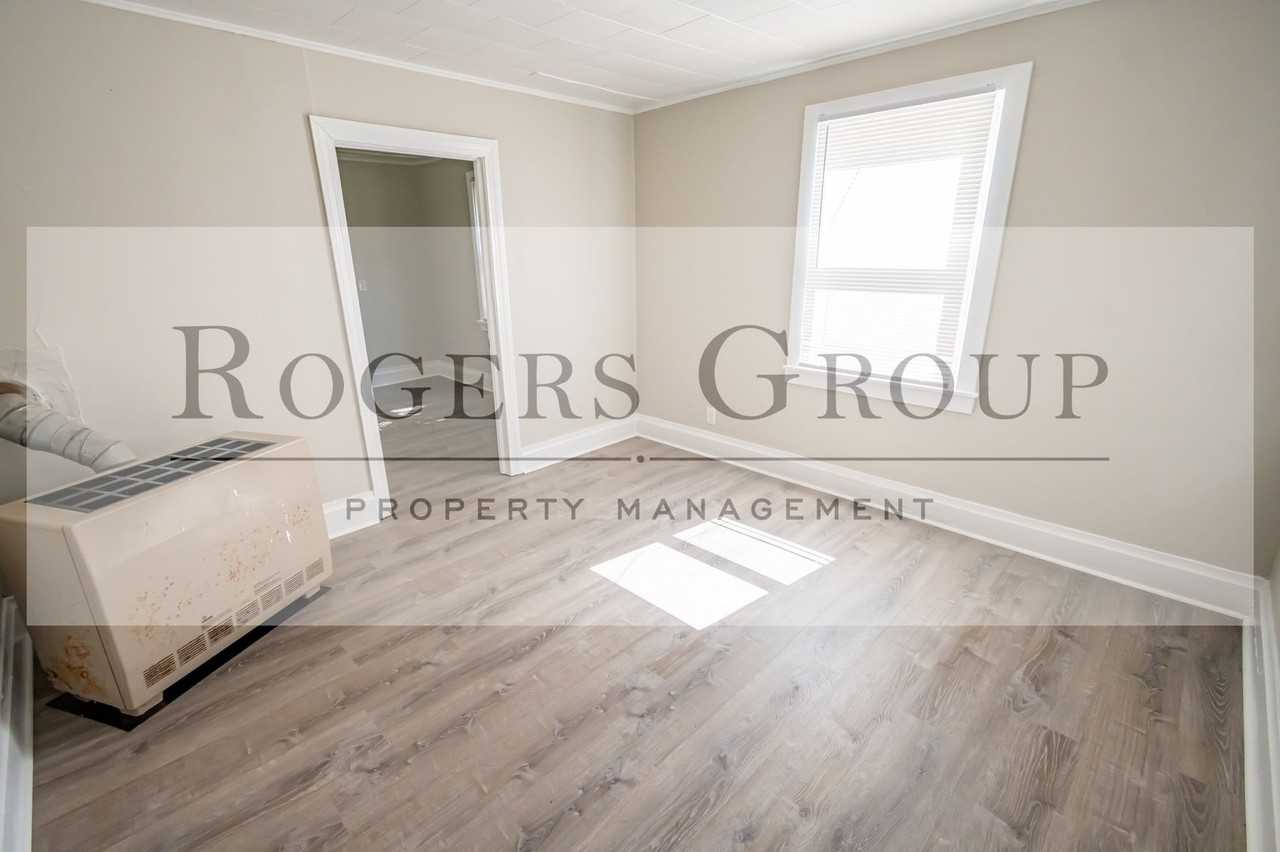 725 John St - Photo 4 of 8