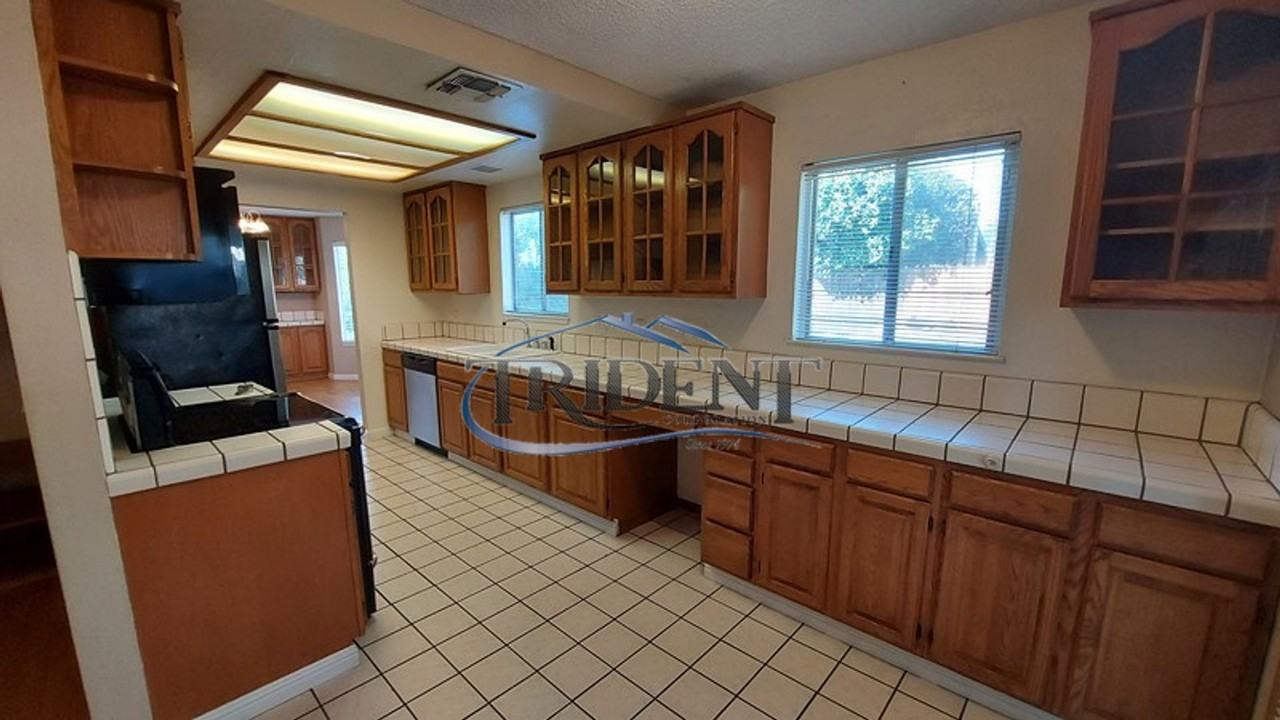 1744 Greengate St - Photo 5 of 24