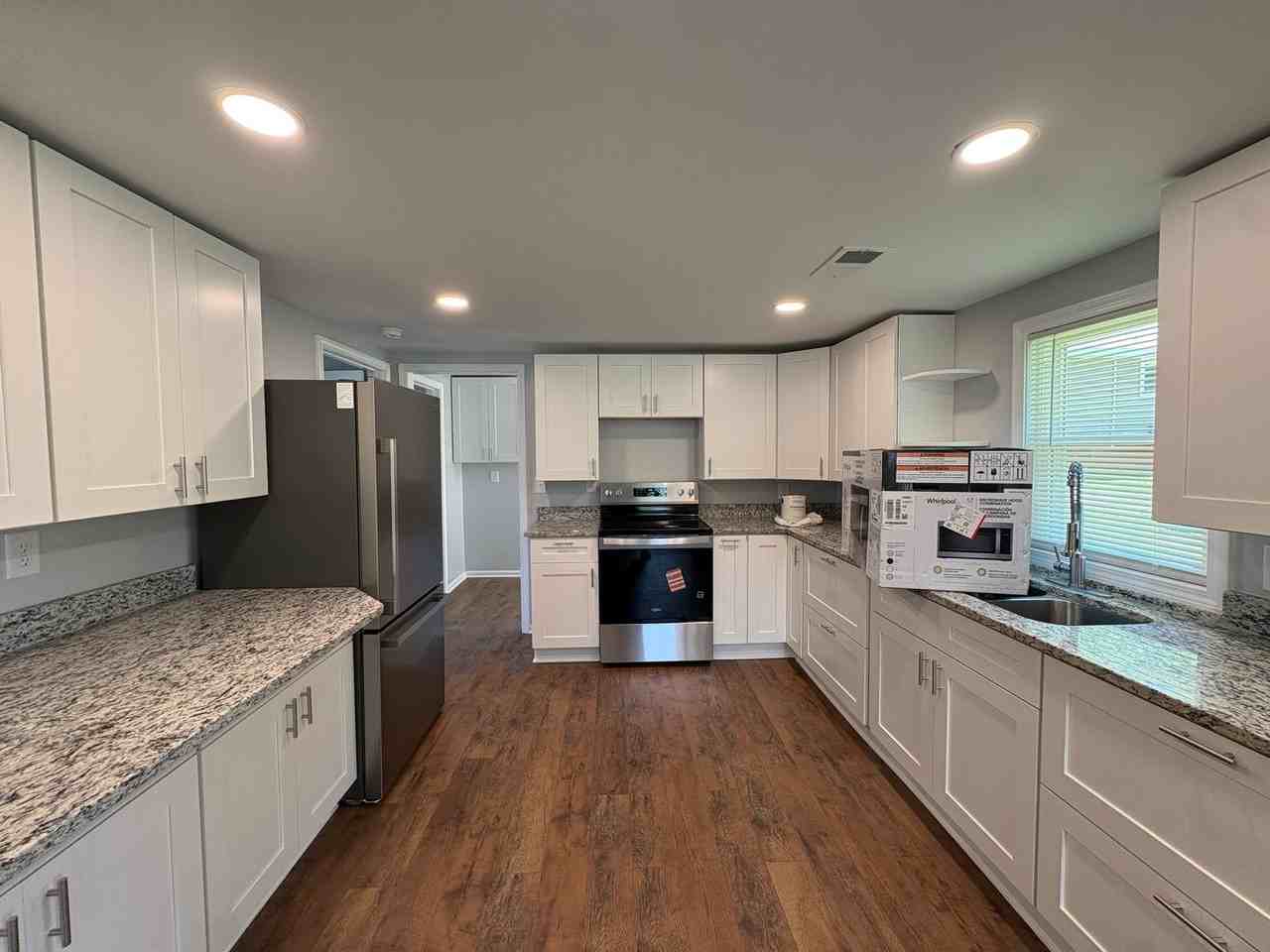 206 Hillcrest Dr - Photo 2 of 8