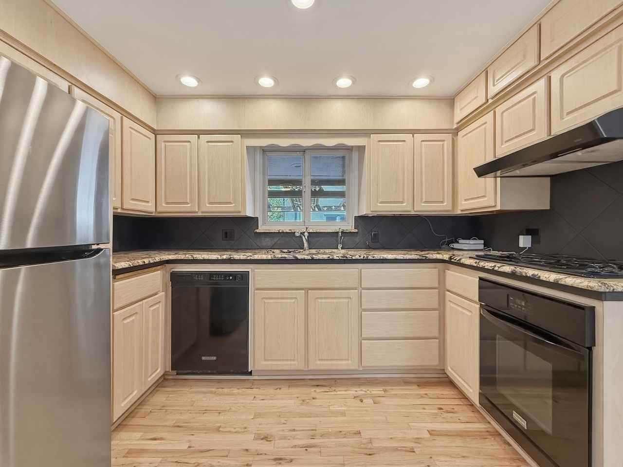 1101 Locust St - Photo 3 of 27