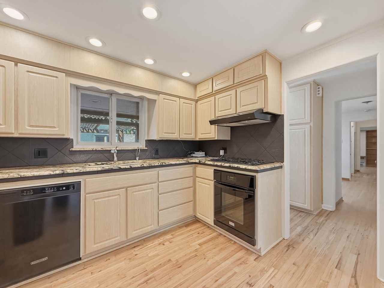 1101 Locust St - Photo 4 of 27