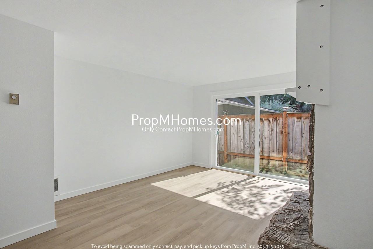 2218 2218 SE Tacoma Street - NEW PROPERTY - Photo 2 of 22