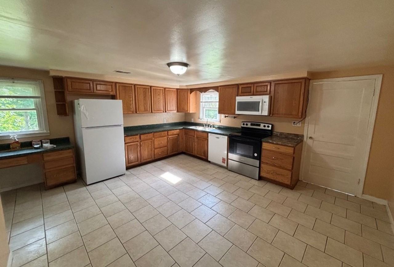 11805 Pearl St - Photo 2 of 11