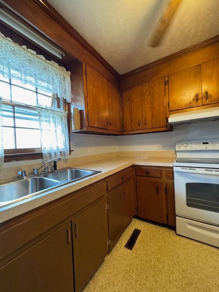 709 Luther Dr - Photo 5 of 24