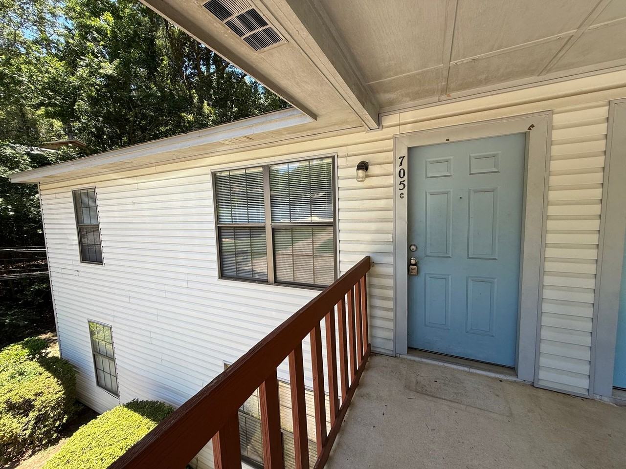 705 Pointe Ct - Photo 2 of 7