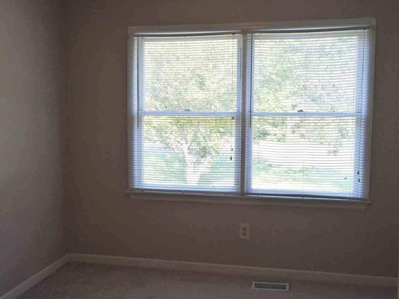 1833 Moncrief Rd - Photo 6 of 11
