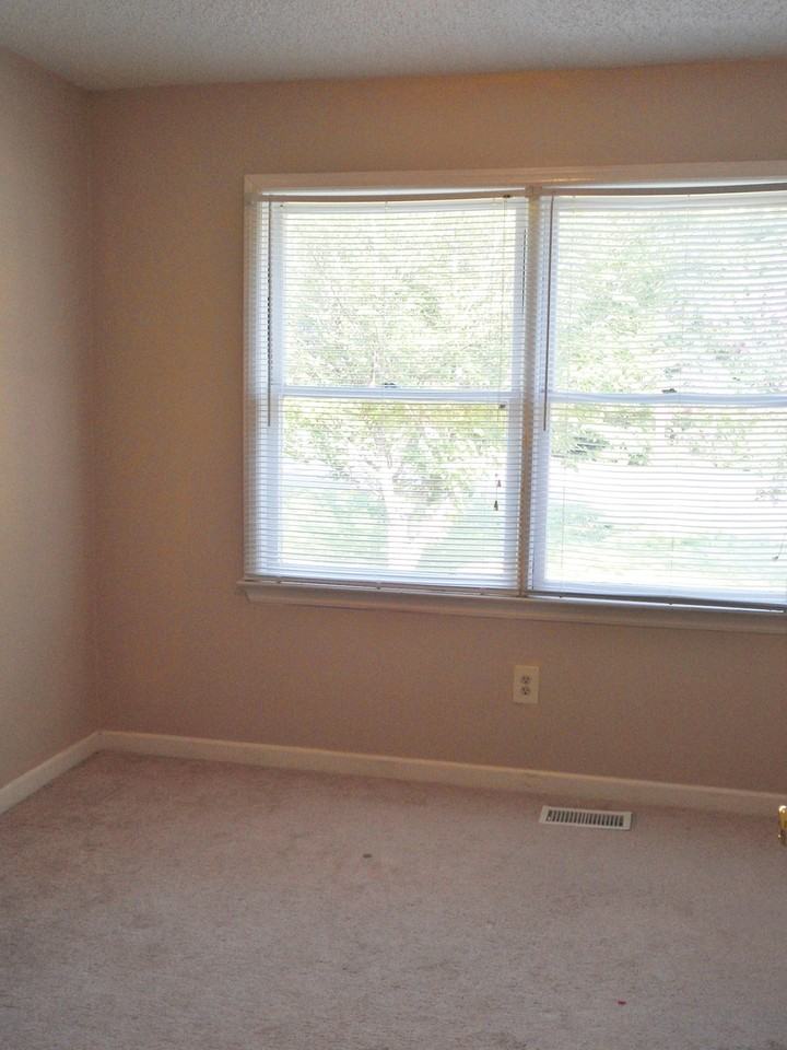 1833 Moncrief Rd - Photo 7 of 11