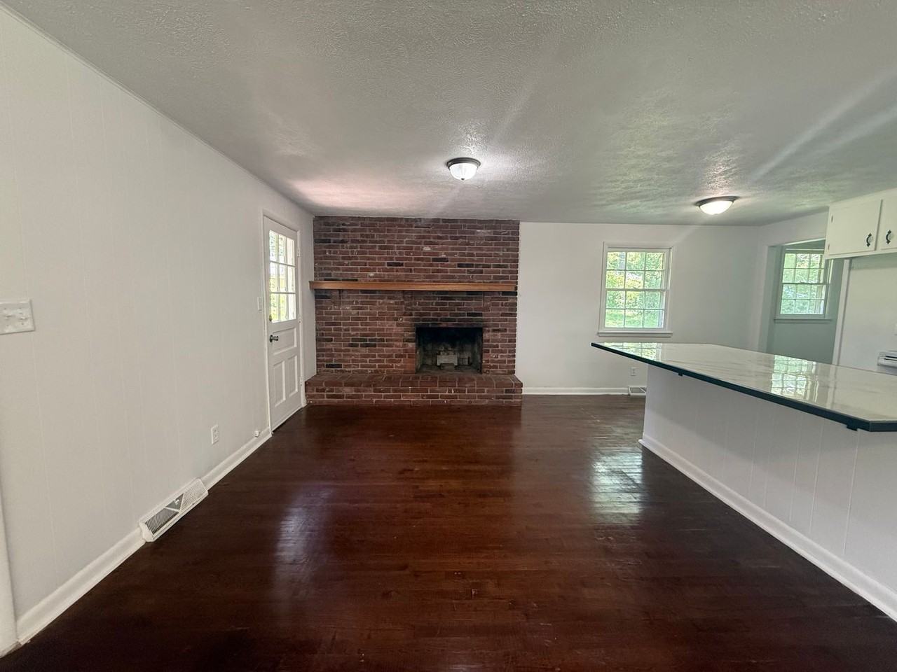 844 W Valley Ct - Photo 4 of 14