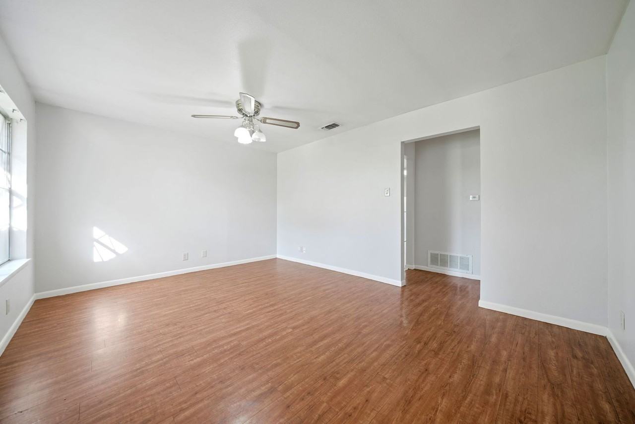 130 Algarita St - Photo 4 of 23
