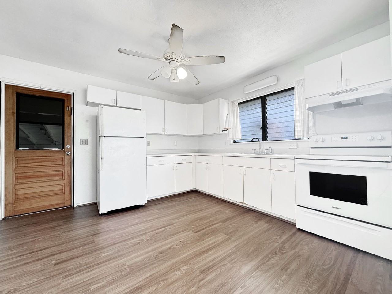608 Maluniu Ave - Photo 3 of 17