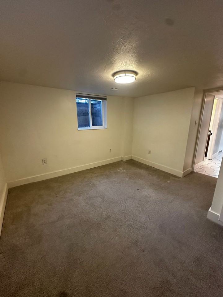 1638 E 3150 S - Photo 4 of 36