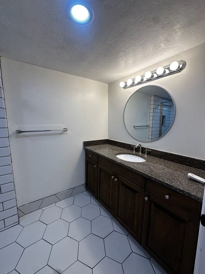 1638 E 3150 S - Photo 6 of 36