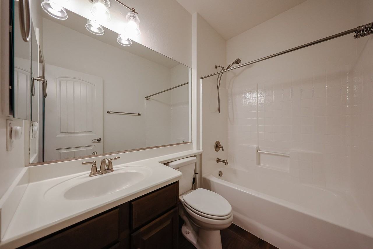 2744 E Donato Dr - Photo 5 of 43