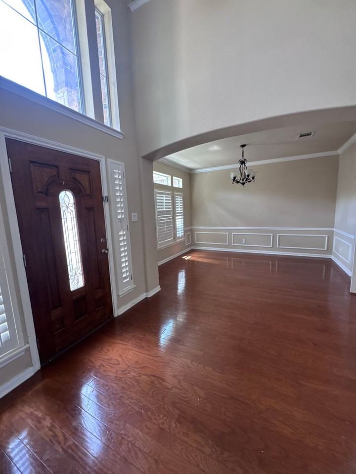 8707 Roswell Rdg - Photo 4 of 19