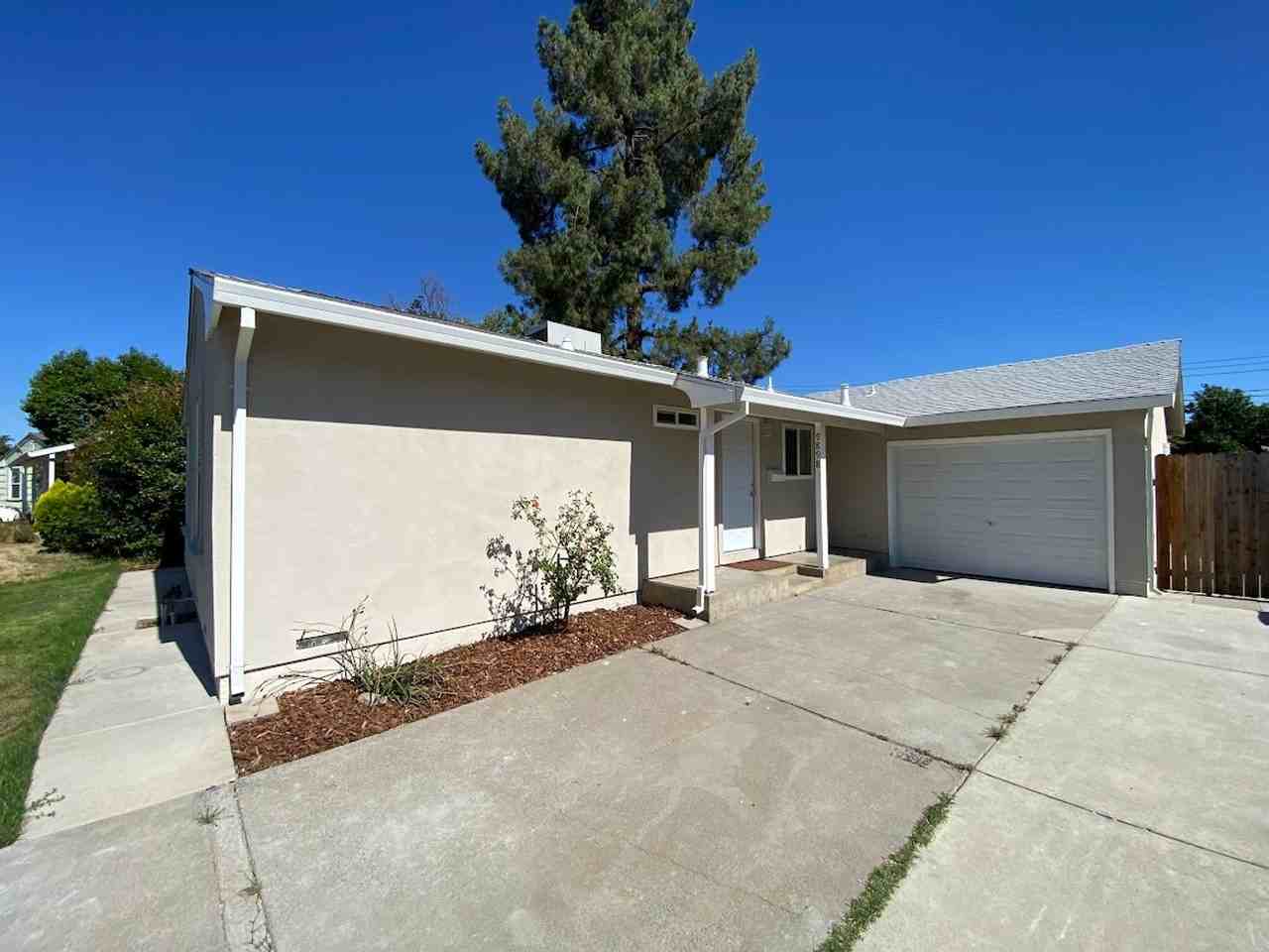 9898 Meteor Dr - Photo 2 of 26