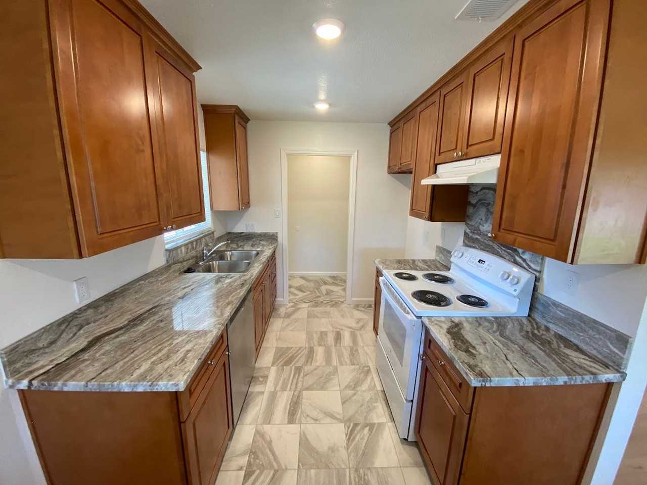 9898 Meteor Dr - Photo 5 of 26