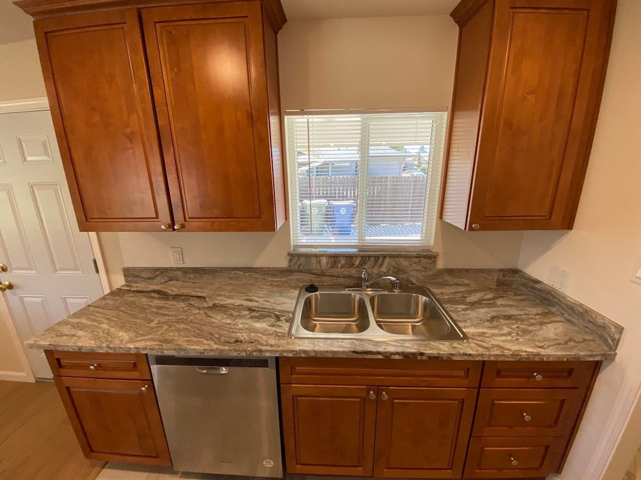 9898 Meteor Dr - Photo 6 of 26