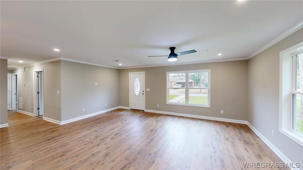 707 Simmons St - Photo 2 of 9