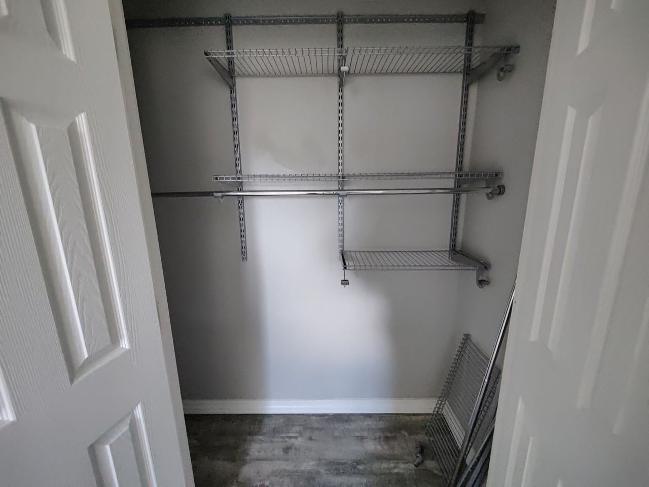 1468 Parkview Dr - Photo 2 of 6