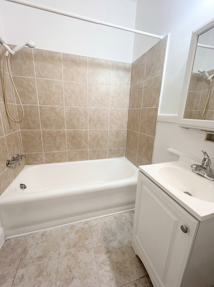 1313 4th Ter W - Photo 4 of 8