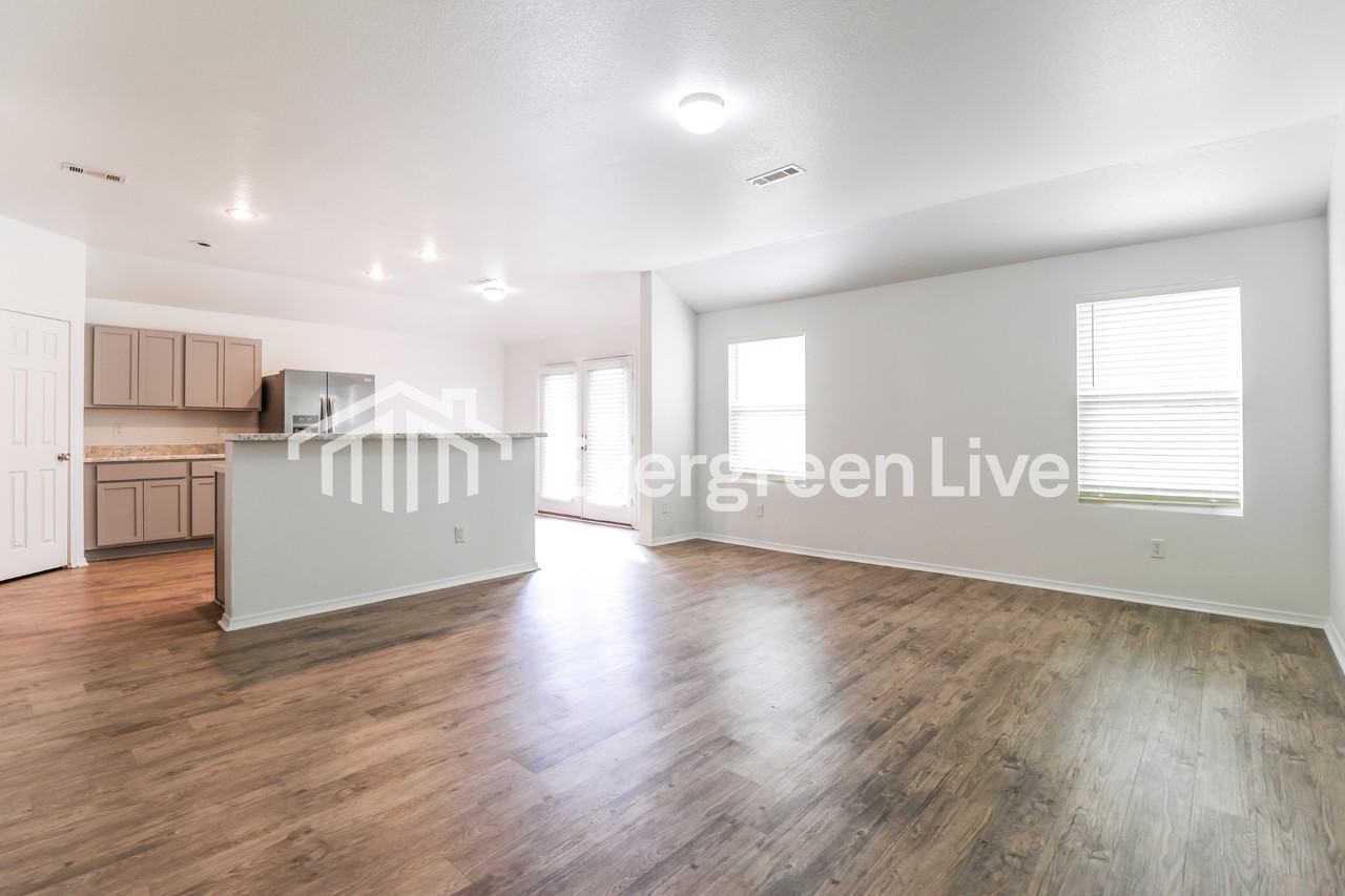 1092 Huntington Dr - Photo 3 of 15