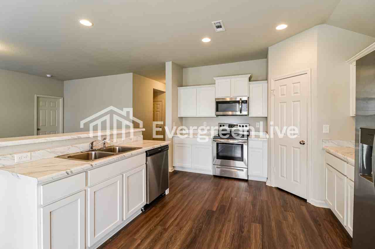 3057 Emerald Park Trl - Photo 2 of 15