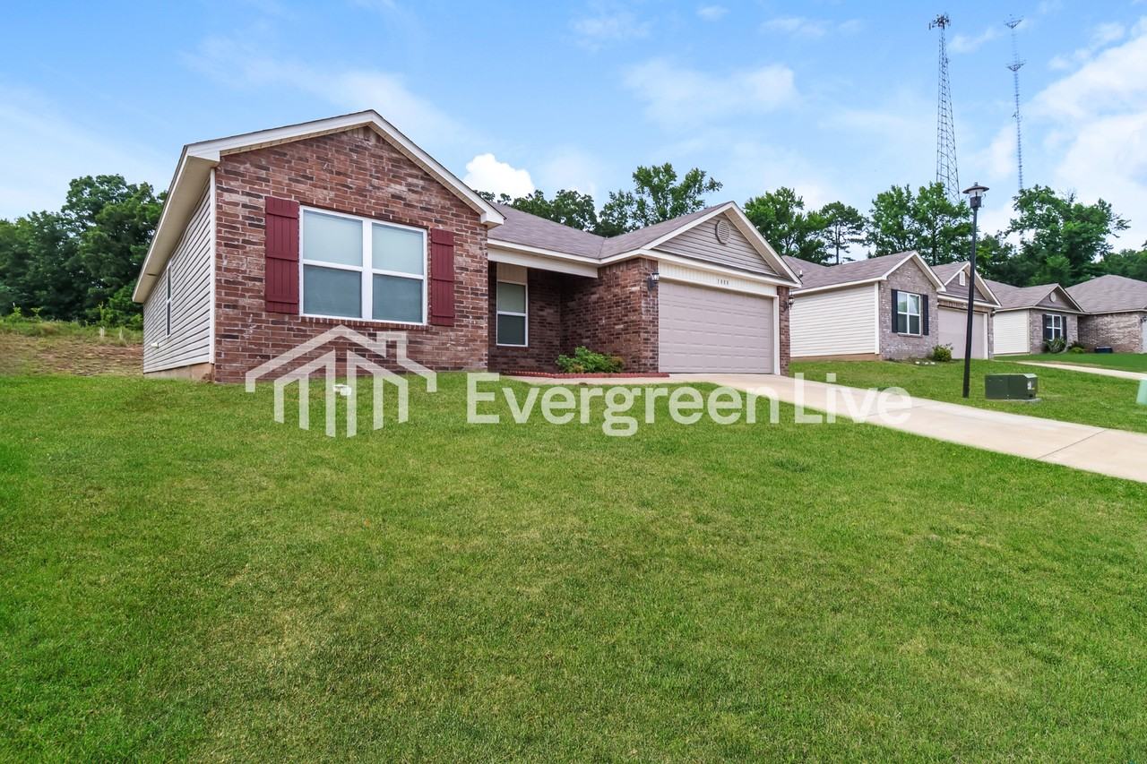 1088 Huntington Dr - Photo 2 of 15