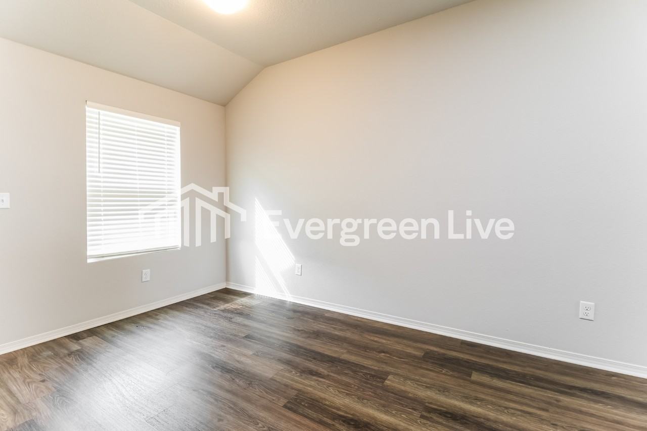1088 Huntington Dr - Photo 3 of 15